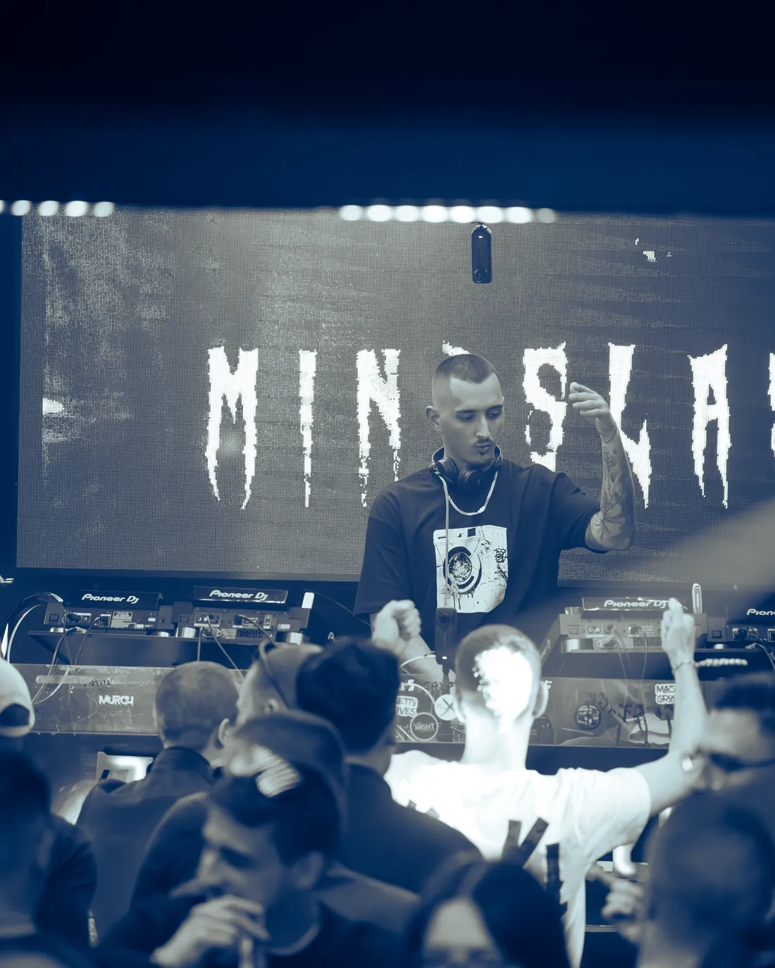 Mindslash playing in front of a screen showing his name