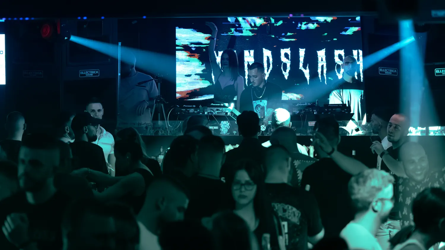 Mindslash on stage with his name on the screen